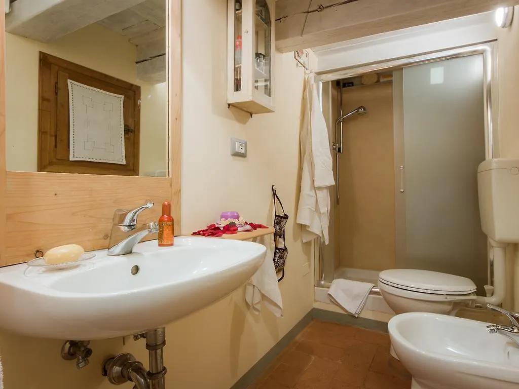 Charming And Cozy Maggio Daire Floransa