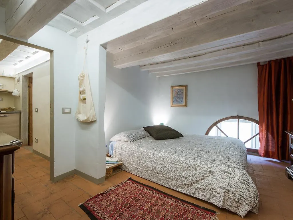 Charming And Cozy Maggio Daire Floransa