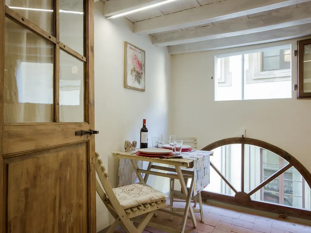 Charming And Cozy Maggio Daire Floransa